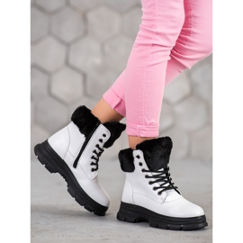 SHELOVET Šněrovací pracovníci s kožešinou bílý 2