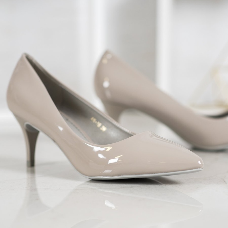 Comer Pohodlné lakované podpatky šedá 2