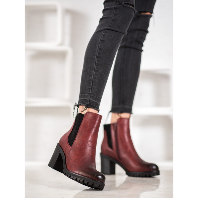 M.Daszyński Pohodlné kozačky na sloupku červené 1