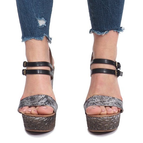 Černé sandály na pstruhu klínovém černá 1