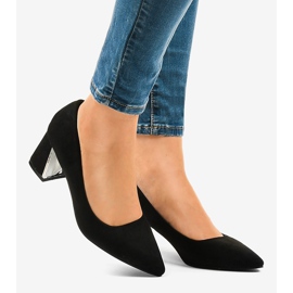 Černé semišové lodičky na sloupku L439 černá 2