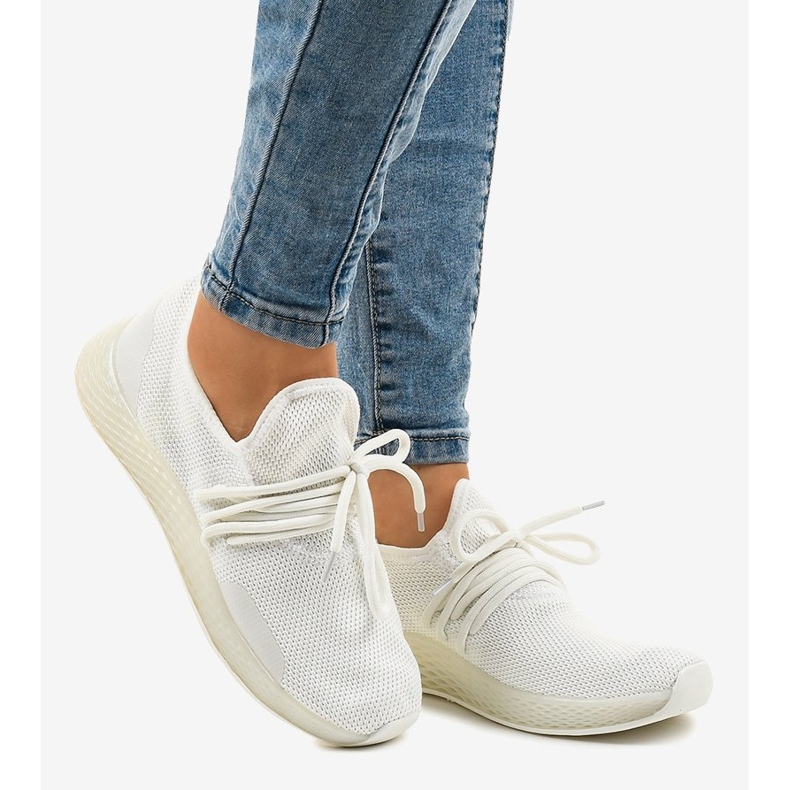 Bílé dámské sportovní boty B-6851 bílý 1