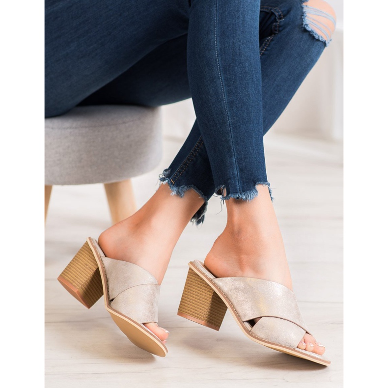 Sergio Leone Zlaté pantofle na baru zlatý 1