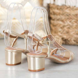 Small Swan Zlaté sandály s cvočky zlatý 2 Small Swan Zlaté sandály s cvočky zlatý 2