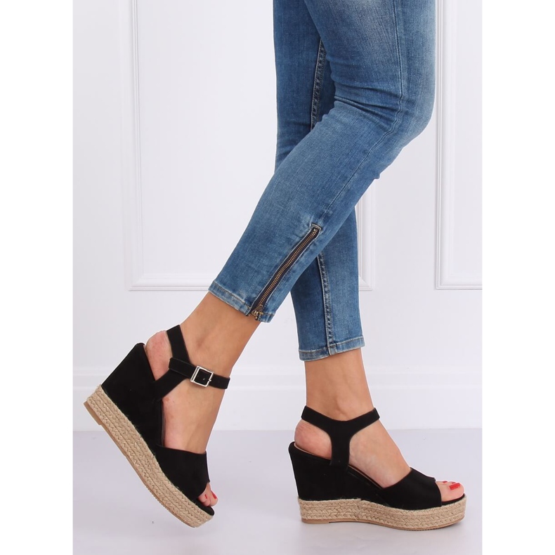 Černé sandály na klínovém podpatku 9R195 Black černá 1