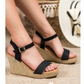 SHELOVET Stylové sandály na klínku černá 1