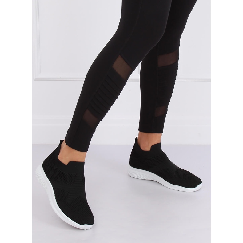 Černá sportovní obuv NB330P Černá 1