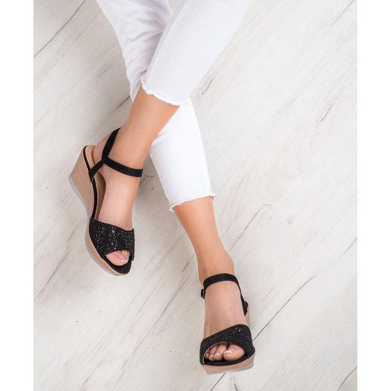 SHELOVET Lehké prolamované sandály černá 1