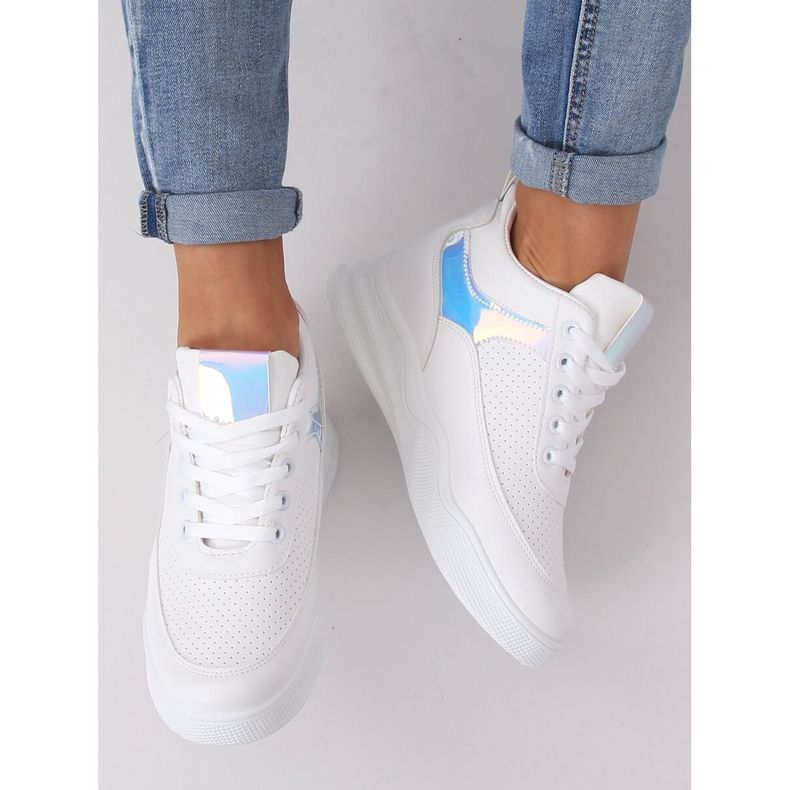 Bílé sportovní boty na klínku 85-429 WHITE / SILVER bílý 1