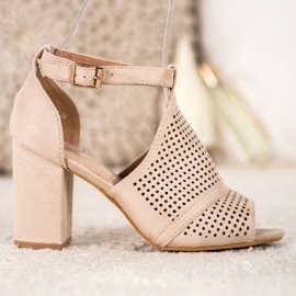 Small Swan Elegantní prolamované sandály béžový 1