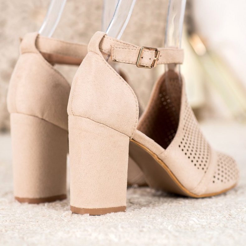 Small Swan Elegantní prolamované sandály béžový 2