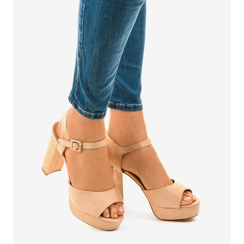 Béžové sandály na sloupku se semišem AT-0660-L béžový 1