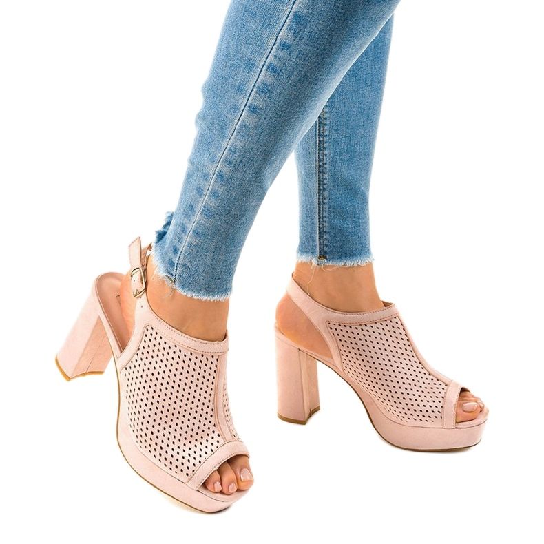 Béžové prolamované sandály na podpatku 9R82 béžový 1 Béžové prolamované sandály na podpatku 9R82 béžový 1