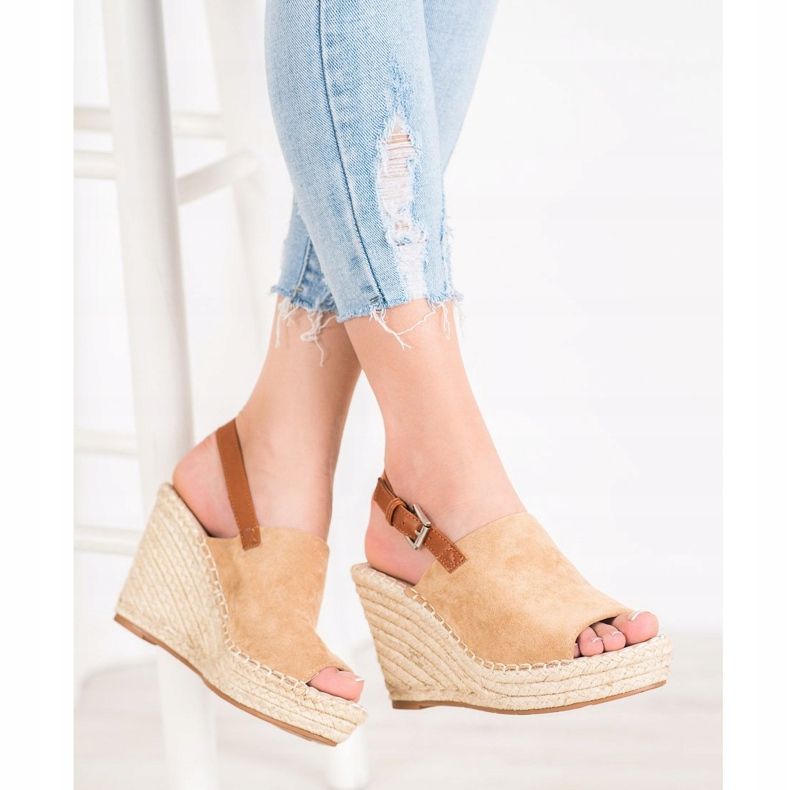 Small Swan Módní semišové sandály hnědý 1