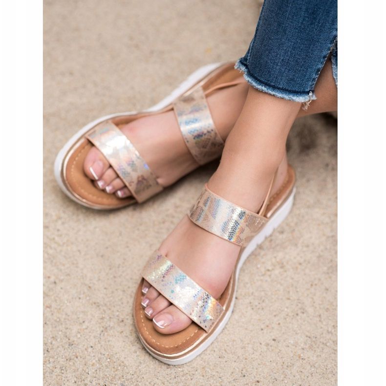 Small Swan Pohodlné sandály s efektem Holo vícebarevný zlatý 1