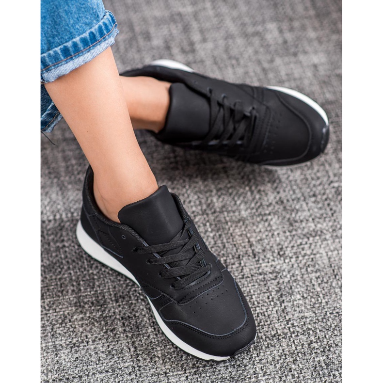 Camo Klasické černé sportovní boty černá 1