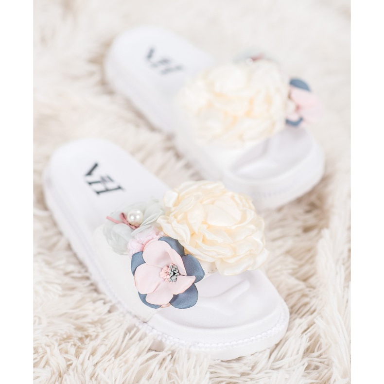SHELOVET Semišové pantofle s květinami bílý 2 SHELOVET Semišové pantofle s květinami bílý 2