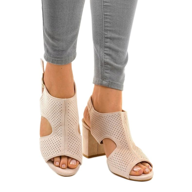 Béžové prolamované sandály střihu 99-33A béžový 1