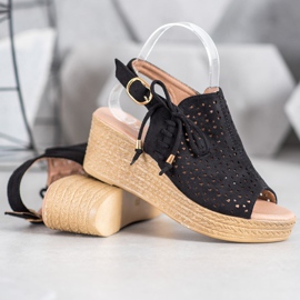 Small Swan Pohodlné prolamované sandály černý 1