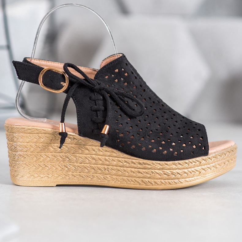 Small Swan Pohodlné prolamované sandály černá 2