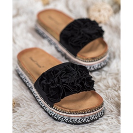 Small Swan Semišové pantofle s ozdobami černý 1