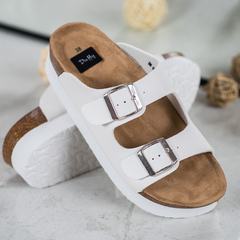 SHELOVET Bílé pantofle na platformě bílý 1