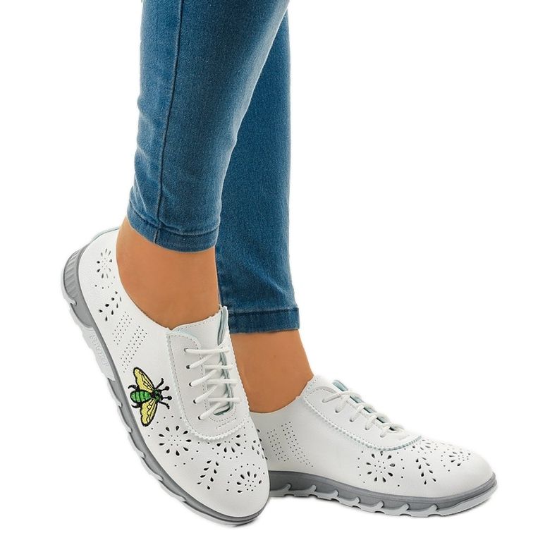 Bílé prolamované tenisky s potiskem JH81171-1 bílý 1