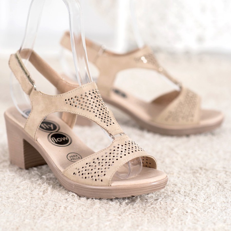 SHELOVET Pohodlné sandály na suchý zip hnědý 1