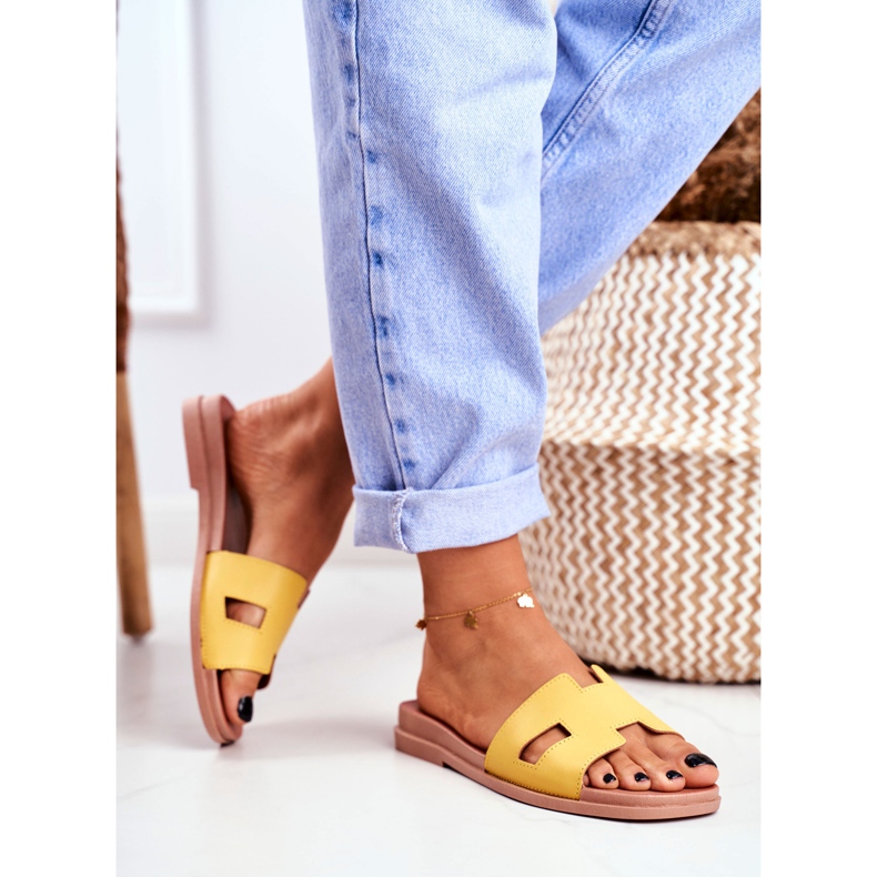 BUGO Dámské pantofle žluté geometrické klasické Theodora žlutá 2 BUGO Dámské pantofle žluté geometrické klasické Theodora žlutá 2