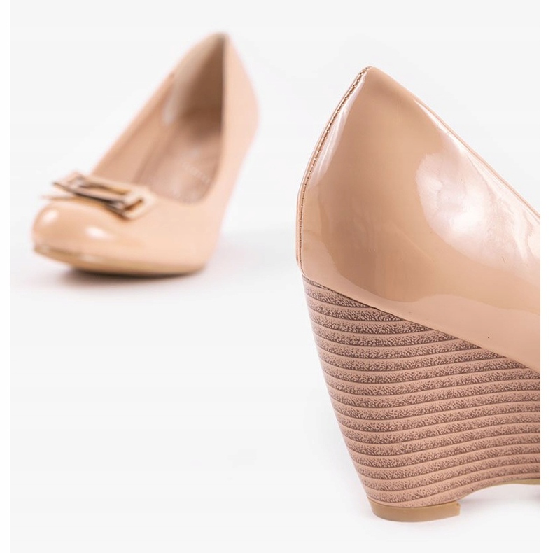 Béžové klínové lodičky se sponou 0089-3 béžový hnědý 2 Béžové klínové lodičky se sponou 0089-3 béžový hnědý 2