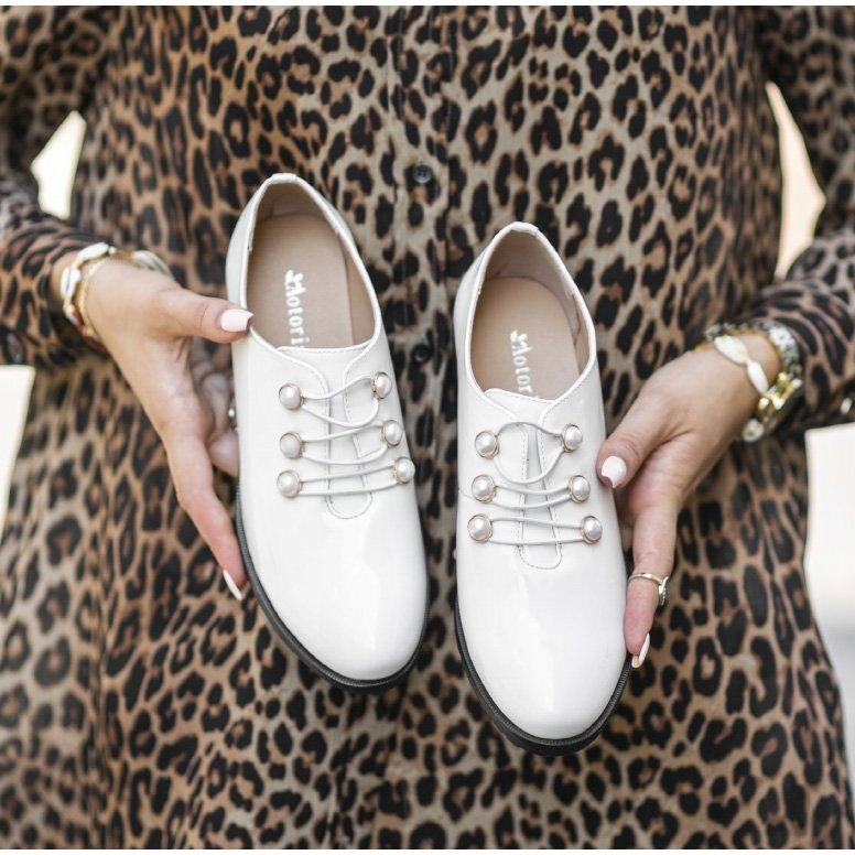 Bílé lakované boty na sloupku C17-57011-2 bílý 1