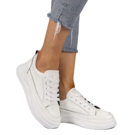 Bílé tenisky na vyšší podrážce R50 bílý černý 1