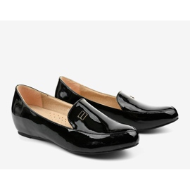 Černě lakované mokasíny na klínu C16 černý 2