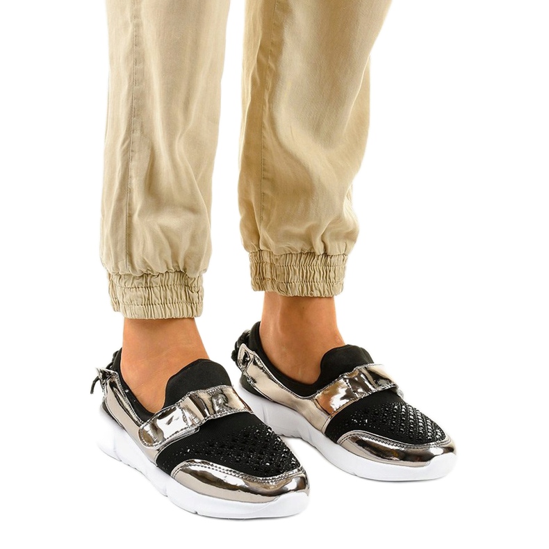 Černé a zlaté nazouvací sportovní boty B120-2 černá zlatý 1