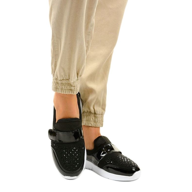 Černé a bílé nazouvací sportovní boty B120-1 černá 2