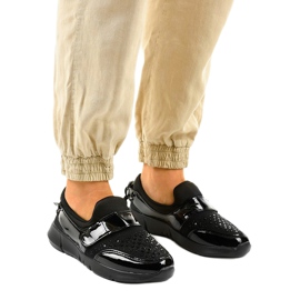 Černá nazouvací sportovní obuv B120 1