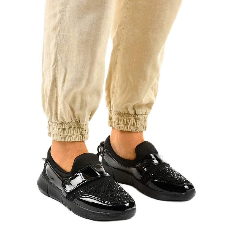 Černá nazouvací sportovní obuv B120 1