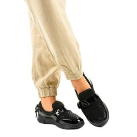 Černá nazouvací sportovní obuv B120 2