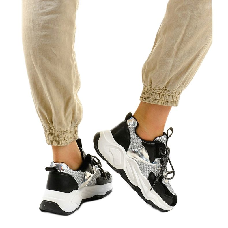 Bílé sportovní tenisky s černými vložkami RAL-63 černá 1 Bílé sportovní tenisky s černými vložkami RAL-63 černá 1