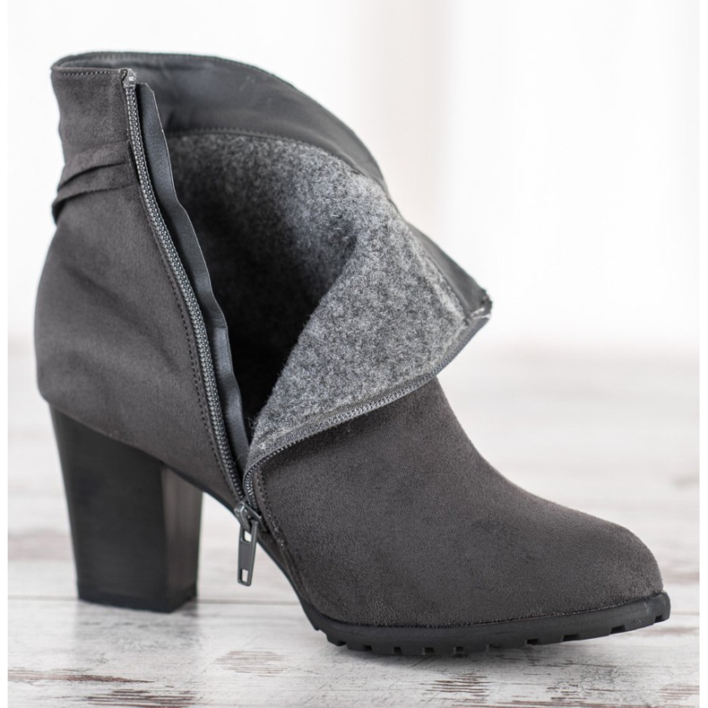 Goodin Šedé kozačky s ozdobným páskem šedá 1