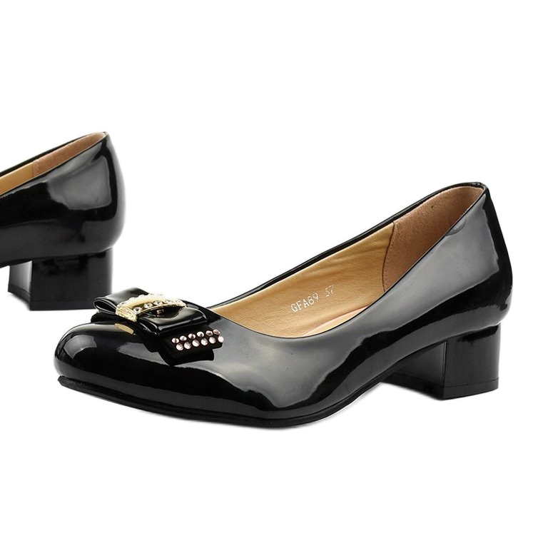 Černě lakované lodičky na sloupku GFA89 černý 1