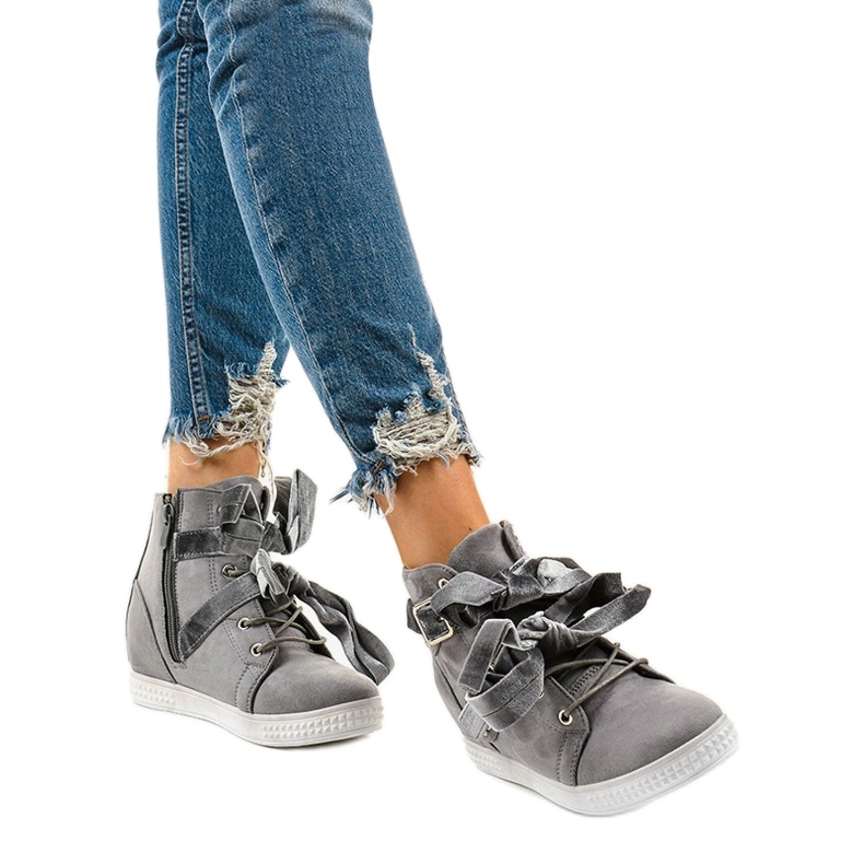 Šedé semišové tenisky s přezkou Haiphaia šedá 1