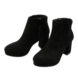 Černé semišové kotníkové boty na mahagonovém sloupku černá 2 Černé semišové kotníkové boty na mahagonovém sloupku černá 2