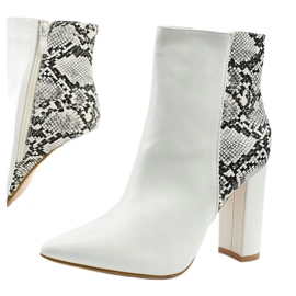 Bílé boty na sloupku Shyvia bílý 1