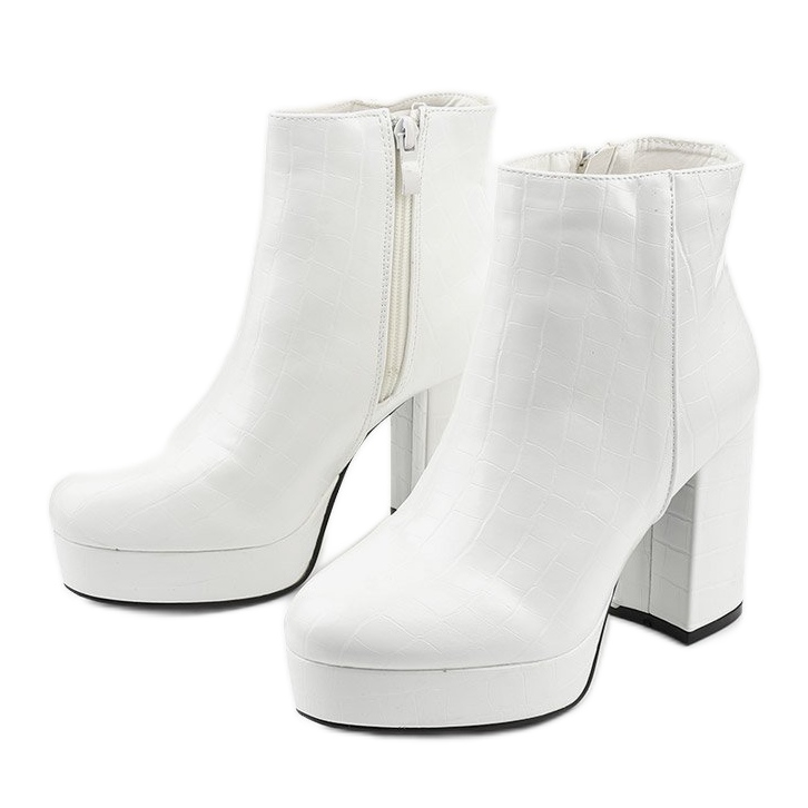 Bílé boty na postu Usinaya bílý 2