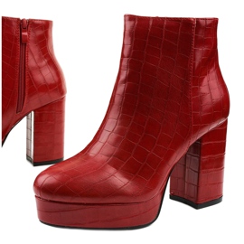 Červené kotníkové boty na postu Usinaya 1 Červené kotníkové boty na postu Usinaya 1