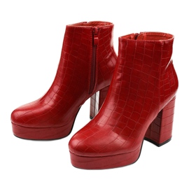 Červené kotníkové boty na postu Usinaya 2 Červené kotníkové boty na postu Usinaya 2