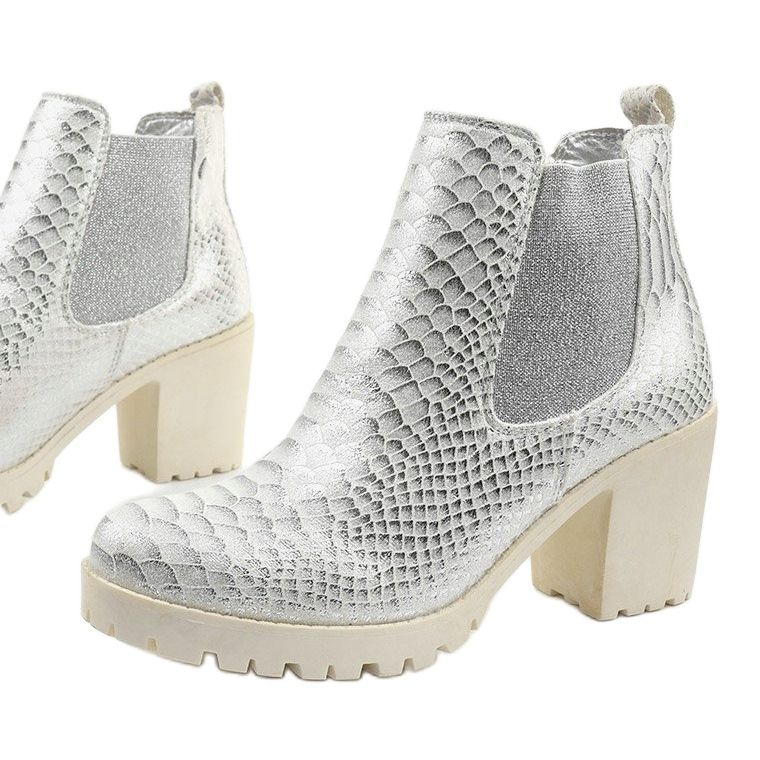 Stříbrné boty na sloupku Amar stříbrný 1