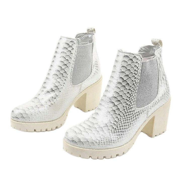 Stříbrné boty na sloupku Amar stříbrný 2