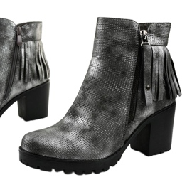 Šedé boty na sloupku Amar šedá 1